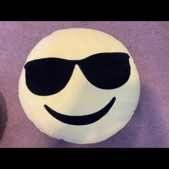2 emoji pillows - Picture 3 of 4